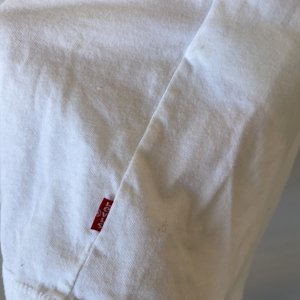 Levi’s Red Graphic Logo White Basic Tee - Picture 12 of 12